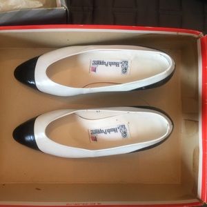 VINTAGE NEW Hushpuppies b&w pumps